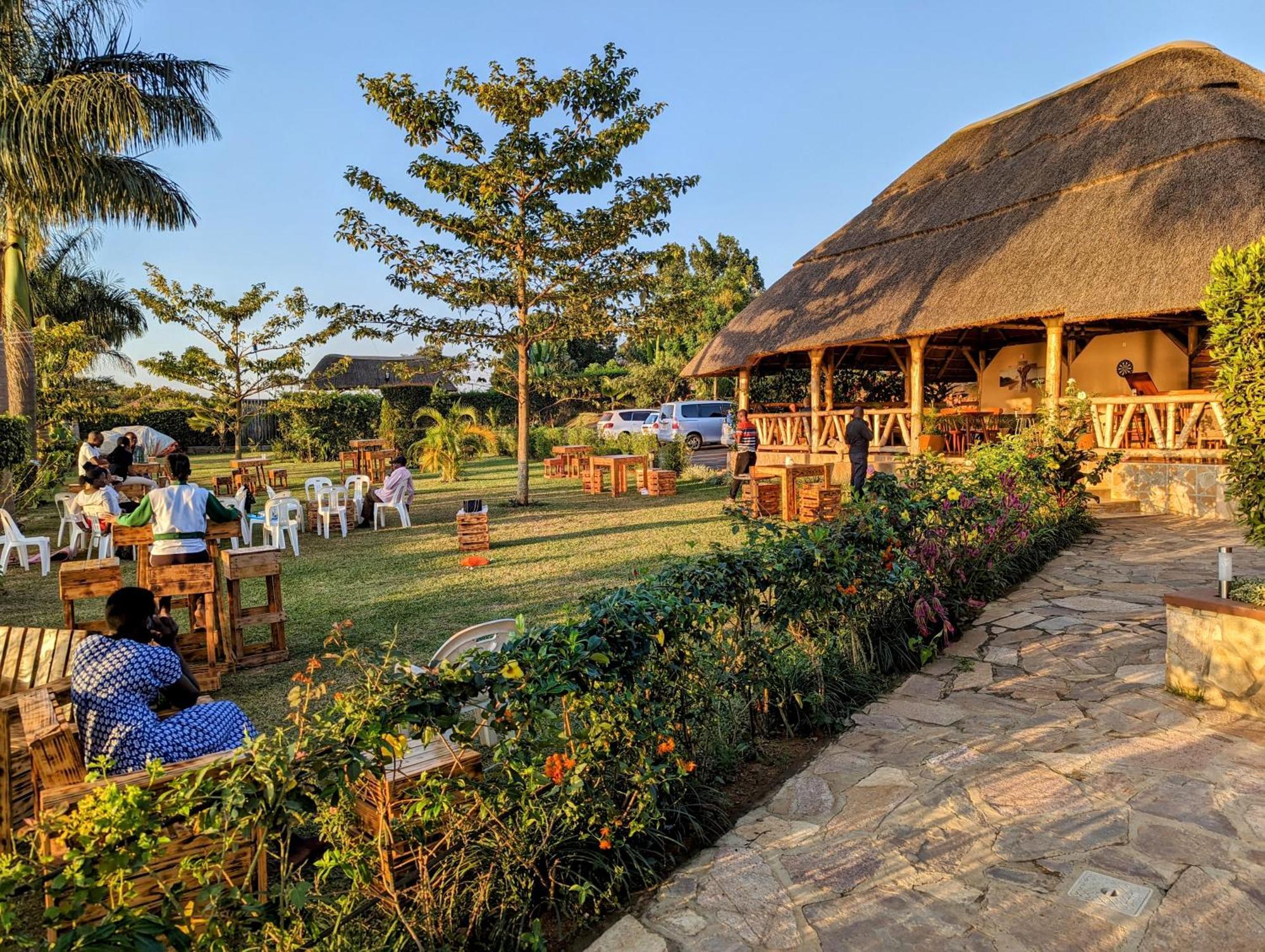 Oslo Gardens Bed & Breakfast Entebbe Esterno foto