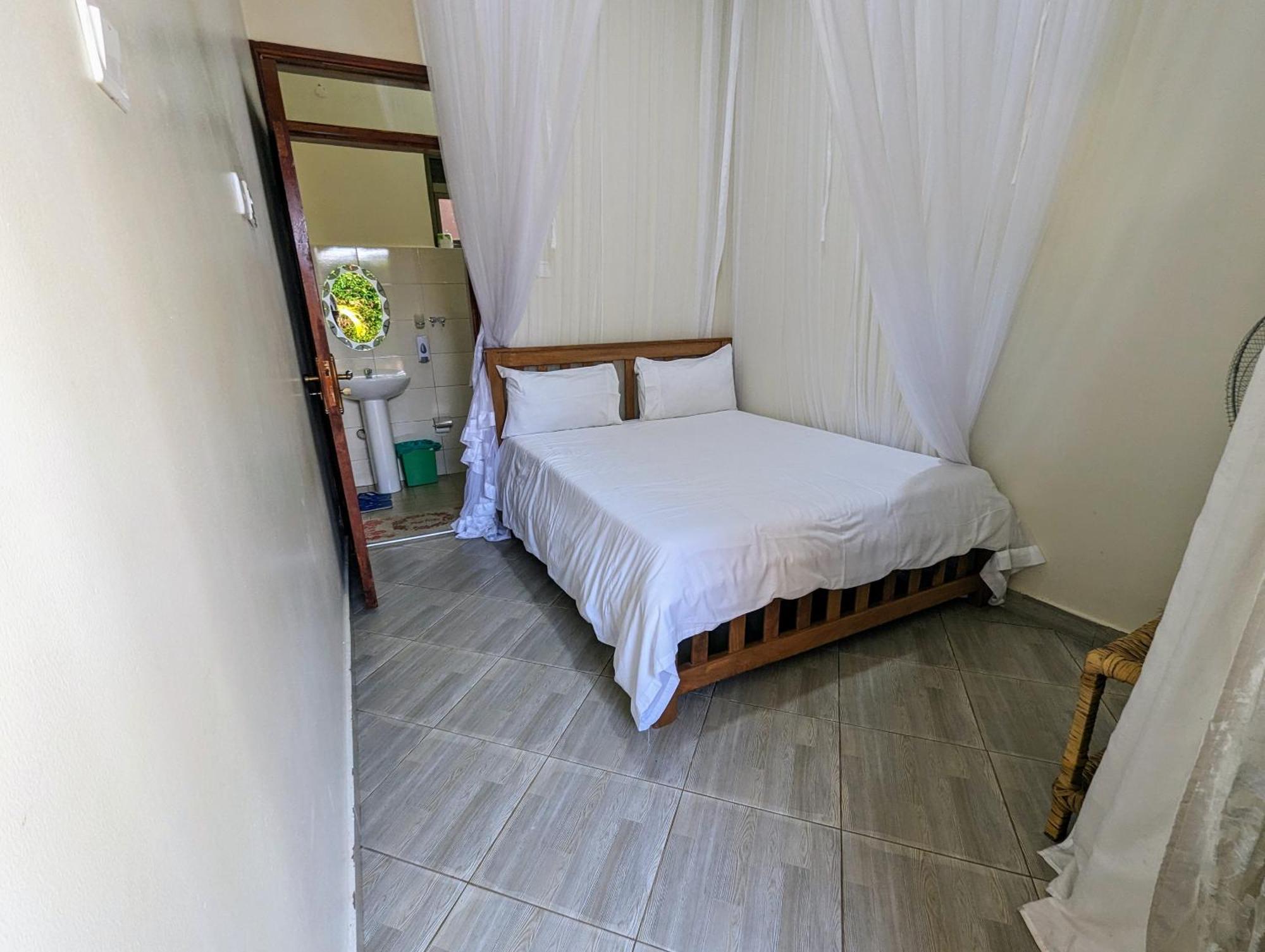Oslo Gardens Bed & Breakfast Entebbe Esterno foto